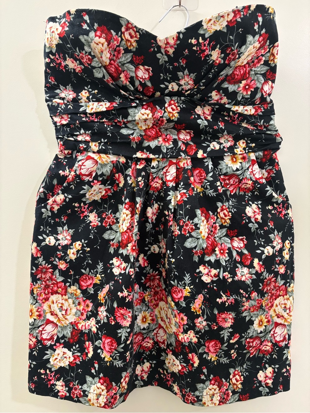 Ali & Kris. Strapless Floral Sweetheart Dress. Black and red rose 🌹 print.